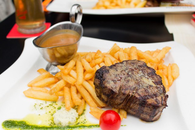 Burger & steak: amerikanische küche in graz inside graz Küche in orange