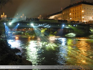 Beleuchtete Hauptbrücke in Graz