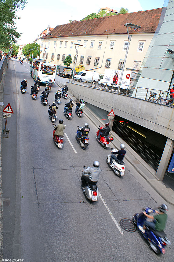 Der Vespa Corso angeführt vom GVB Cabrio-Bus