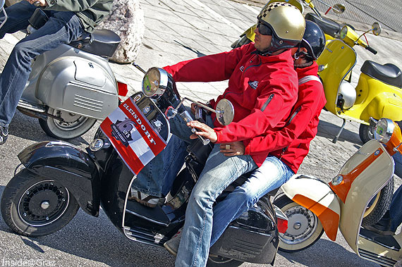 Vespa Fahrer und Sozius