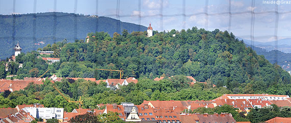 Blick vom Kirchenturm auf den Grazer Schloßberg