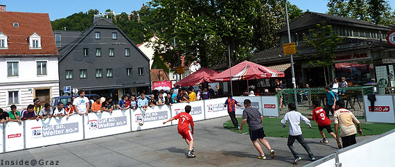 Jugendliche beim Streetsoccer am Lendplatz