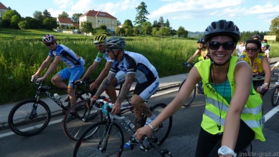 CityRadeln Shopping Nord Tour Beweisfoto: Profi-Radsportler führen noch vor den CityRadeln Guides die Tour an