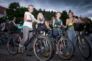 Vollmondradln beim CityRadeln Lisa Rücker und Radlerinnen beim CityRadeln Vollmondtour