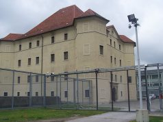 Häftling attackiert Justizwachebeamten mit Glasscherbe am Hals Gefängnis Karlau