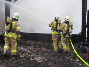 Feuerwehrmänner bekämpfen Lagerhallenbrand