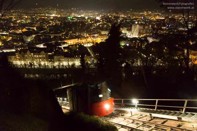 Mit der Schloßbergbahn zum Weihnachtsmarkt am Schloßberg.