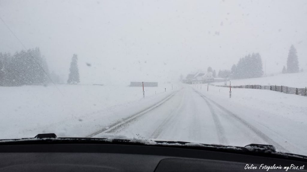 Autofahren im Winter bei Schnee Strasse