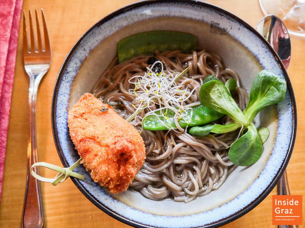 Ramensuppe und Backhendl