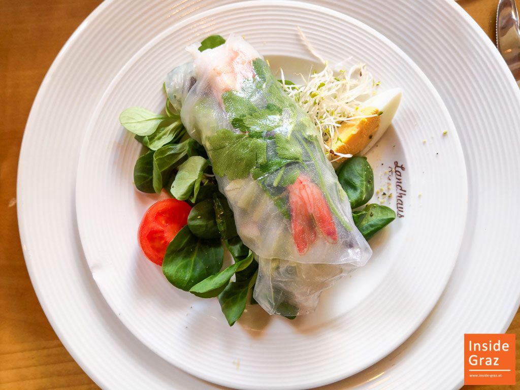 Vogerlsalat mit vietnamesischer Frühlingsrolle