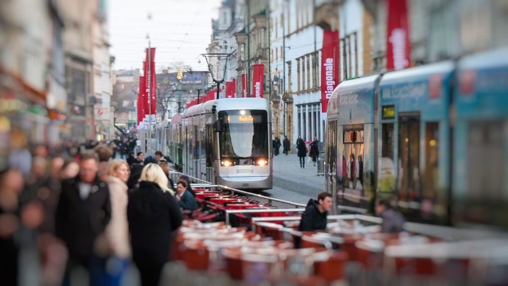 2 personen mit fahrrad bahn ticket