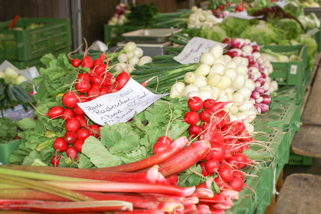 Gemüse am Bauernmarkt kaufen