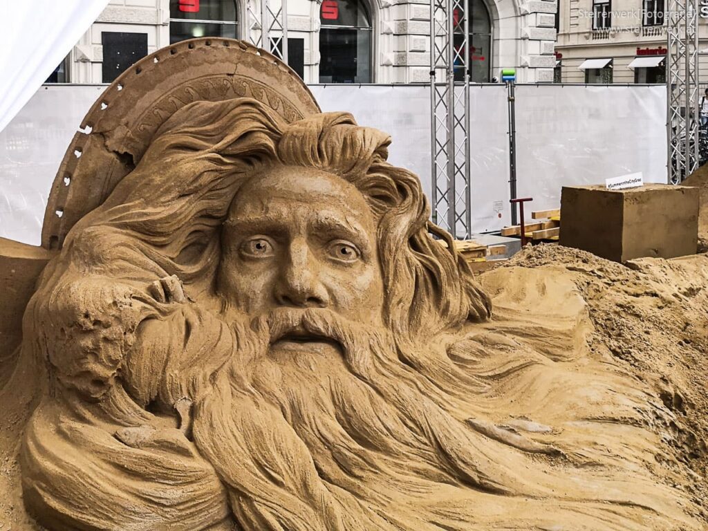 Poseidon als Sandskulptur