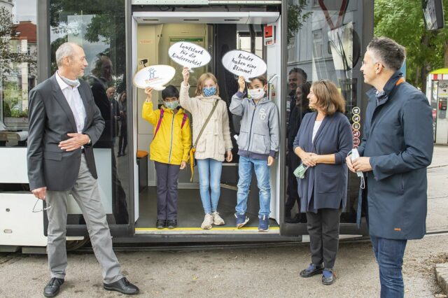 Kinderansagen in der Strassenbahn