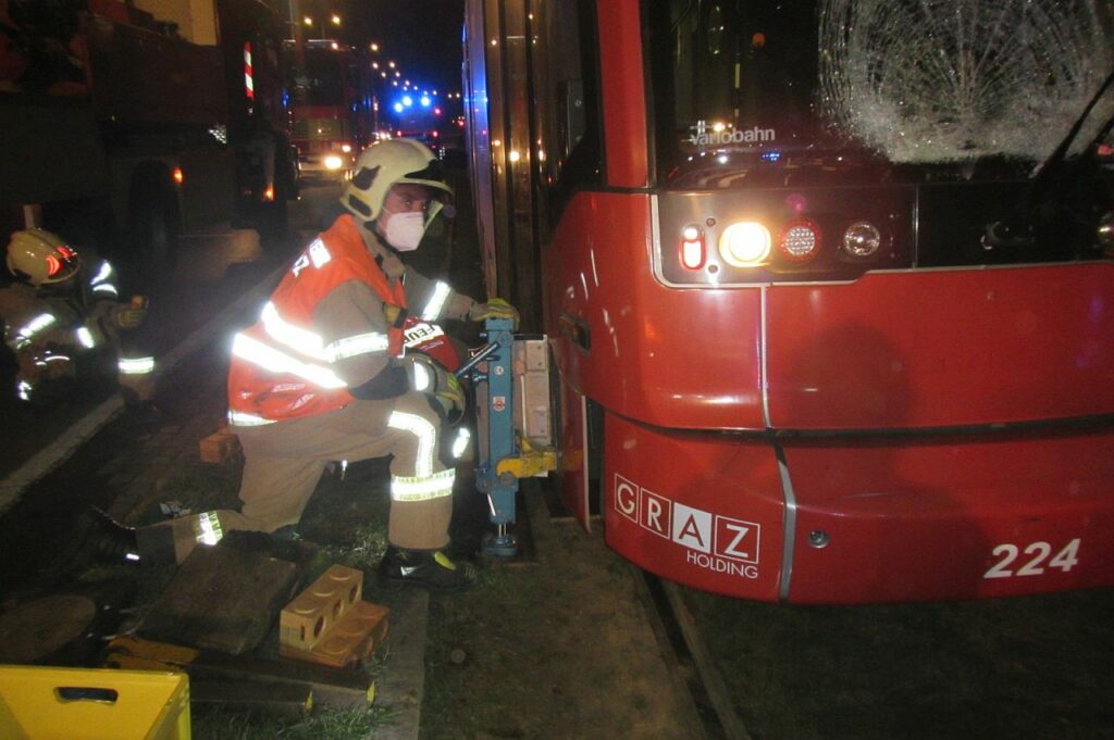 Feuerwehr hebt Straßenbahn an