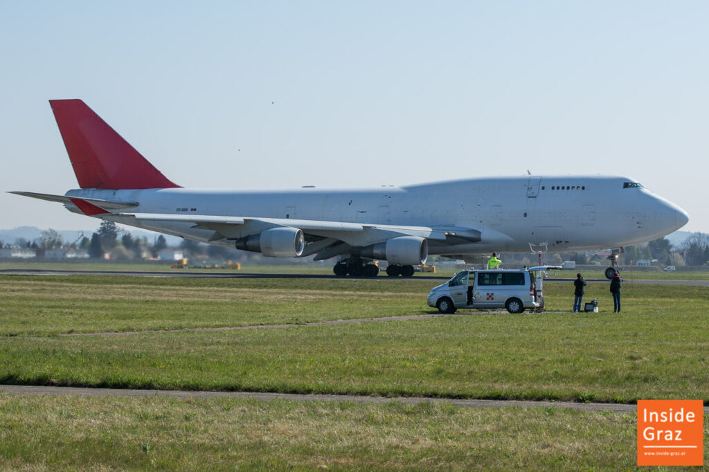 Boeing 747 startet am Flughafen Graz