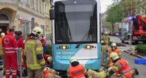 Radfahrer unter Straßenbahn FF Graz