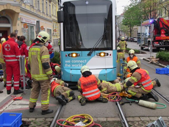 Radfahrer unter Straßenbahn FF Graz