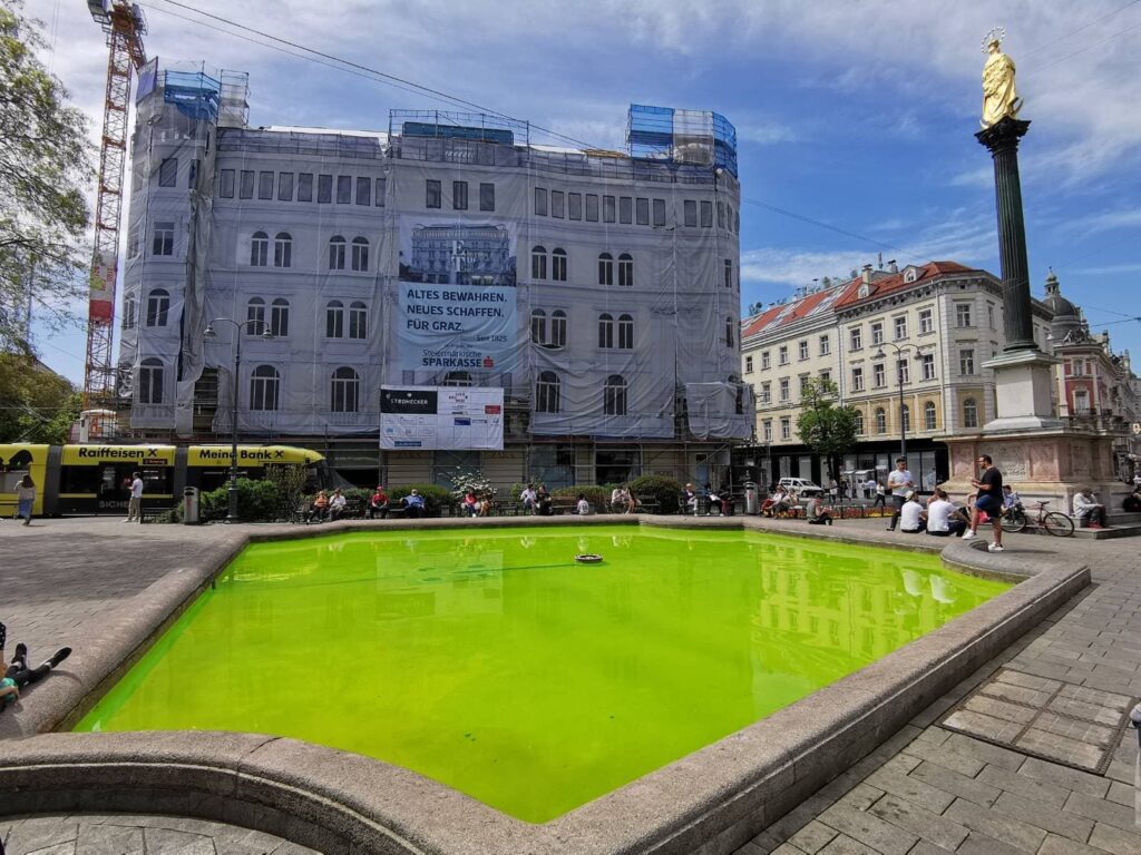 Grün gefärbtes Wasser vom Brunnen am Eisernen Tor