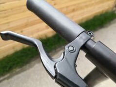 Elfjähriger kann mit Scooter nicht mehr bremsen und kollidiert mit Pkw Handbremse Crane Scooter