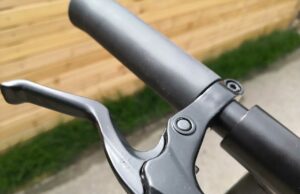 Elfjähriger kann mit Scooter nicht mehr bremsen und kollidiert mit Pkw Handbremse Crane Scooter