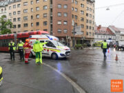 Rettungsauto kollidiert mit Straßenbahn