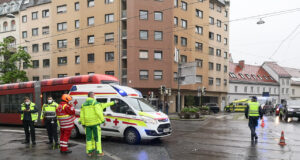 Rettungsauto kollidiert mit Straßenbahn