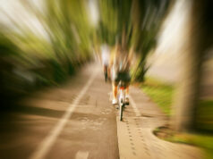 Schwimmschulkai: Kollision von drei Radfahrern am Geh- und Radweg Unfall Radweg