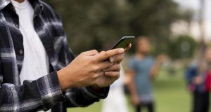Social Media am Handy lesen