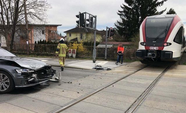 Auto GKB Eisenbahnkreuzung Unfall