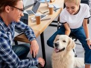 Büro Kollegen mit Hund