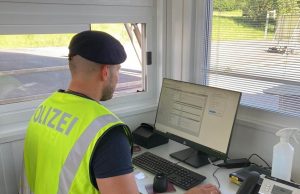 Suchtgift im Auto: Flucht vor Grenzkontrolle endet mit schwerem Unfall Grenzpolizei Spielfeld