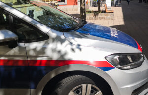 Polizeiauto in der Innenstadt