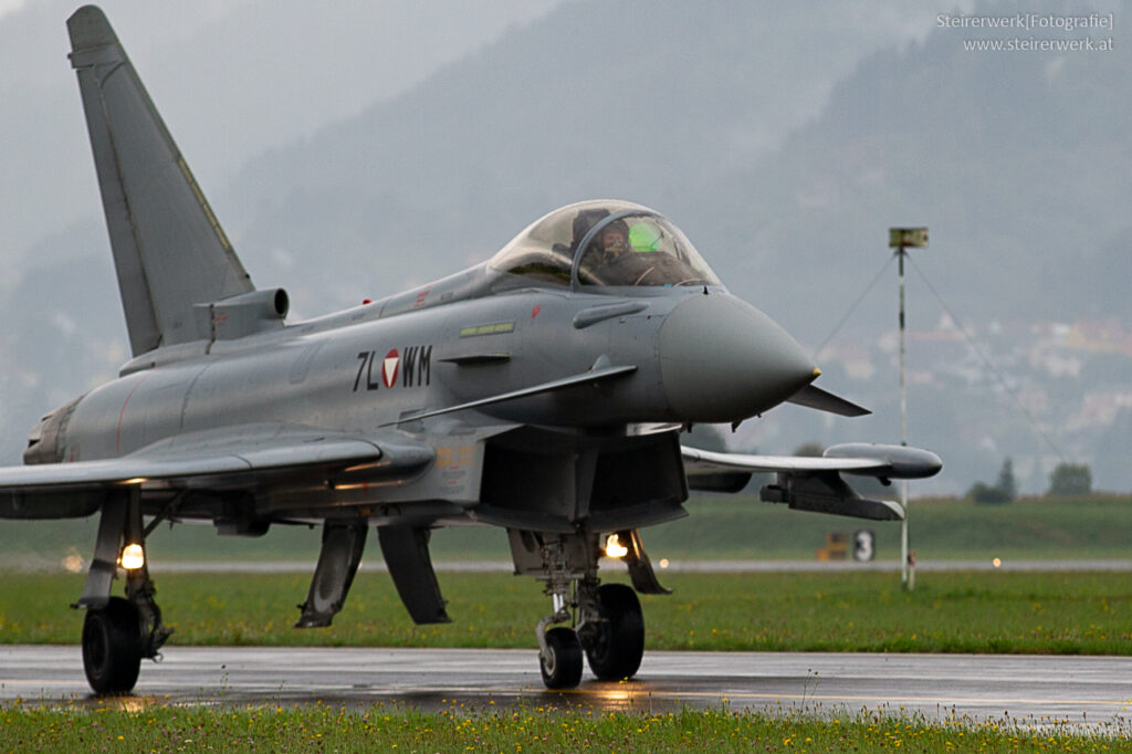 Eurofighter rollt nach Vorführung über die Landebahn