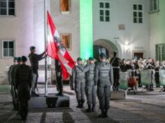 Flaggenparade in der Grazer Burg