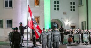 Flaggenparade in der Grazer Burg