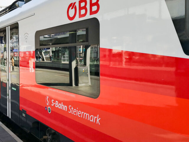 S-Bahn im Bahnhof Graz