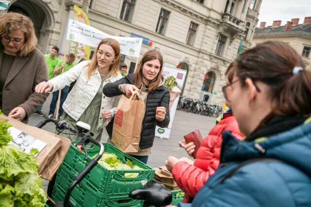 Grazer Krauthäuptel wird verteilt