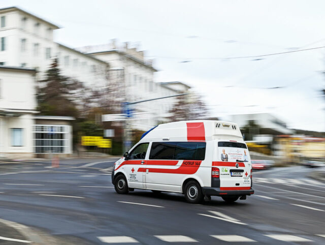 Rettung fährt zum LKH