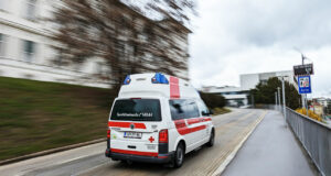 Rettung fährt ins Krankenhaus