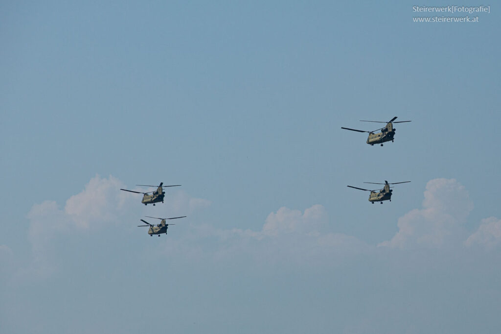 Chinook Transporthubschrauber fliegen