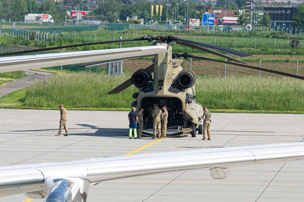 Chinook Crew vor Heckklappe