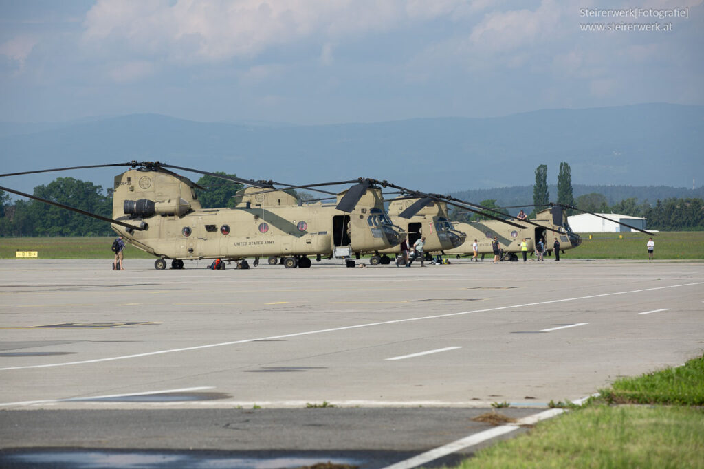 Chinook Crew in Zivil