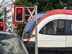 Eisenbahnkreuzung Rotlicht GKB Zug