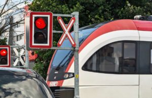 Eisenbahnkreuzung Rotlicht GKB Zug