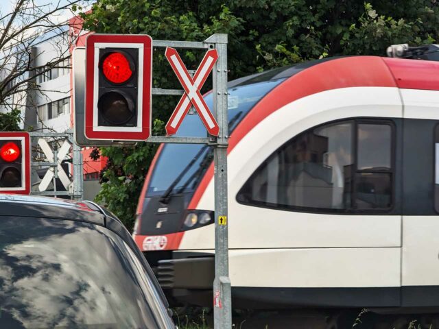 Eisenbahnkreuzung Rotlicht GKB Zug