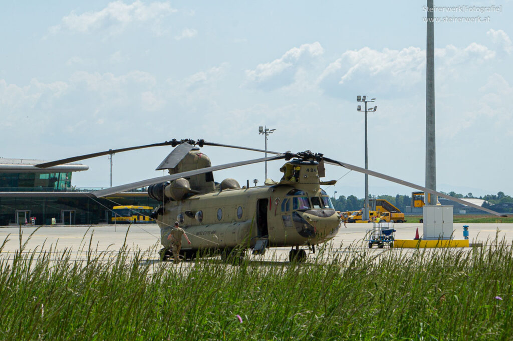 US Militärhubschrauber gelandet am Flughafen Graz