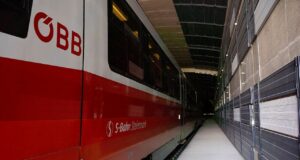 Zug fährt in den Koralmbahntunnel