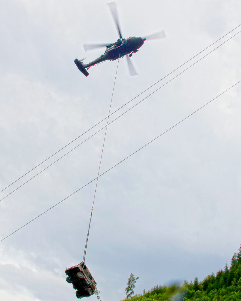 Hubschrauber birgt abgestürzten Pinzgauer