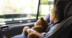 Kind im Auto bei Sonne